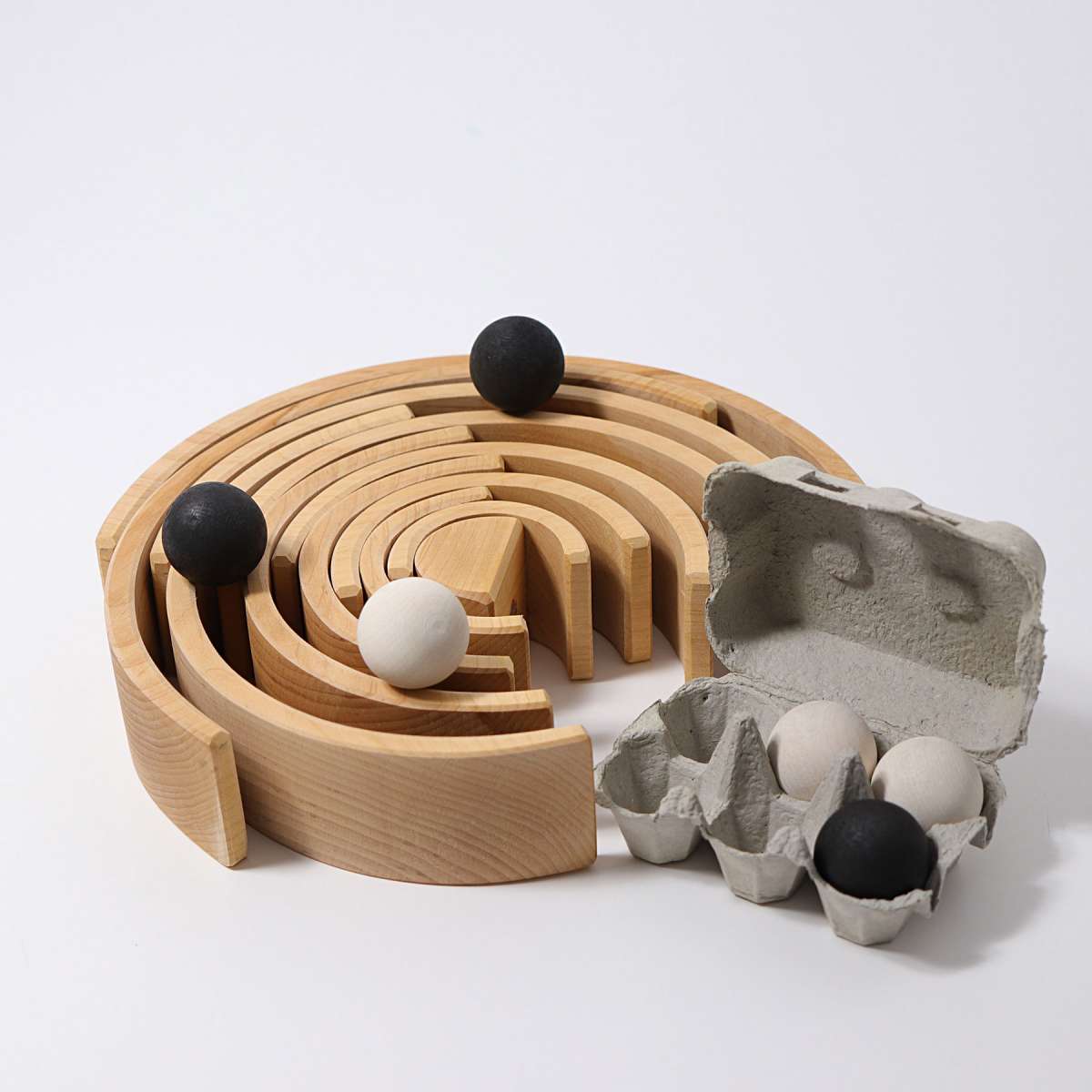 Natural Nesting Arch with monochrome balls set