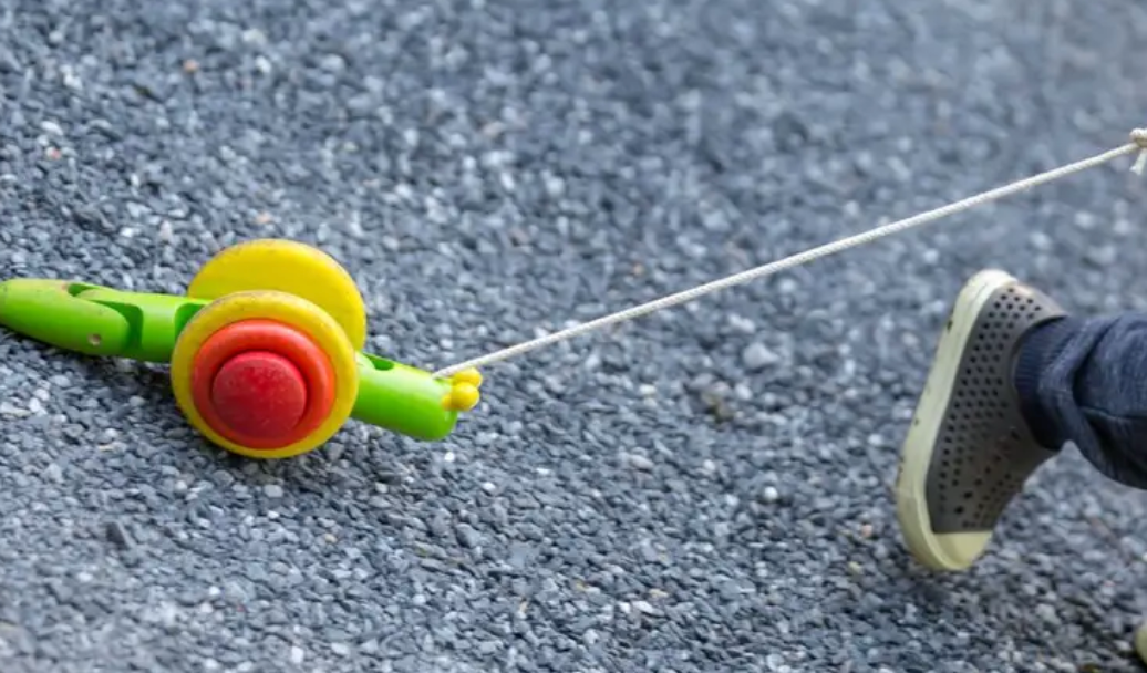 Pull-Along Snail Classic Pull Toy by Plan Toys