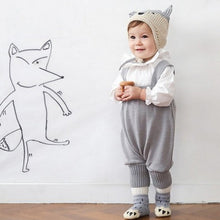 Load image into Gallery viewer, Kid wearing organic bear paw socks in grey
