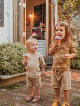 Load image into Gallery viewer, kids eating ice cream wearing ziwibaby 
