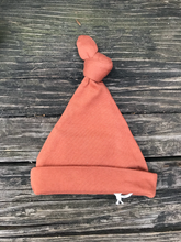 Load image into Gallery viewer, Terracotta baby knot hat
